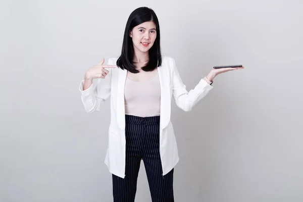 Podnikatelka ukazuje prstem na bílém pozadí — Stock fotografie