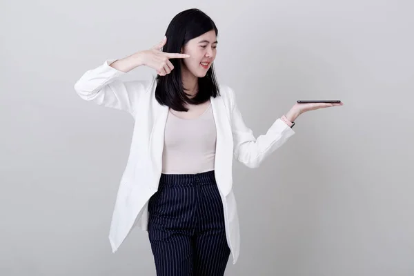 Бізнес-леді вказує пальцем на білому тлі — стокове фото