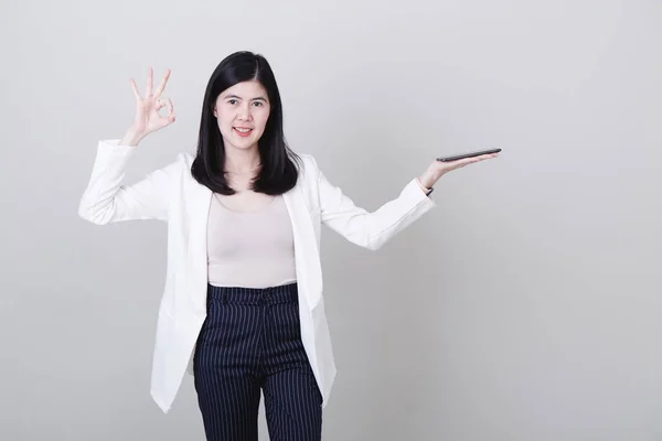 Επιχειρηματίας δείχνει το δάχτυλό της σε λευκό φόντο — Φωτογραφία Αρχείου