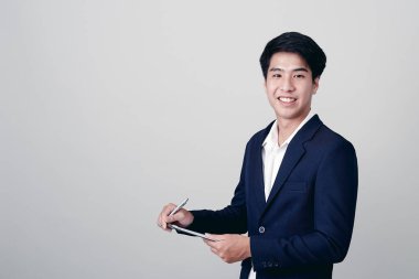 Beyaz üzerine not defteri yazan bir iş adamı