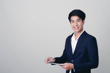 Beyaz üzerine not defteri yazan bir iş adamı