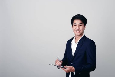 Beyaz üzerine not defteri yazan bir iş adamı