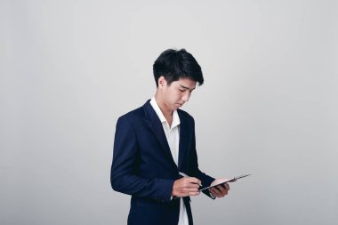 Beyaz üzerine not defteri yazan bir iş adamı