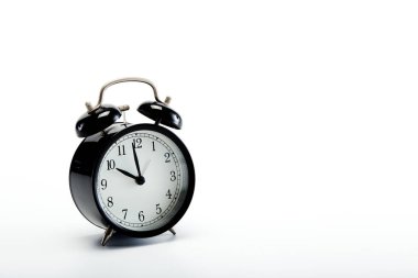 Beyaz arkaplanda siyah vintage alarm saati