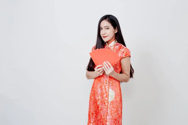 Mujer asiática vestido tradicional cheongsam en blanco — Foto de Stock