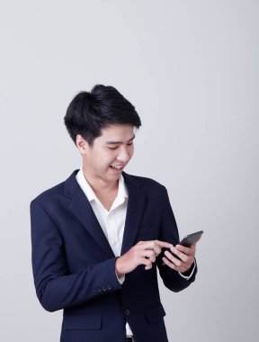 Genç Asyalı iş adamı akıllı telefon kullanıyor.