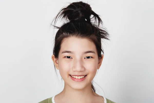 Retrato de la feliz chica asiática sonriendo mirando a la cámara —  Fotos de Stock