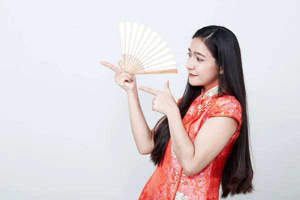 Mujer asiática vistiendo vestido rojo en año nuevo chino — Foto de Stock
