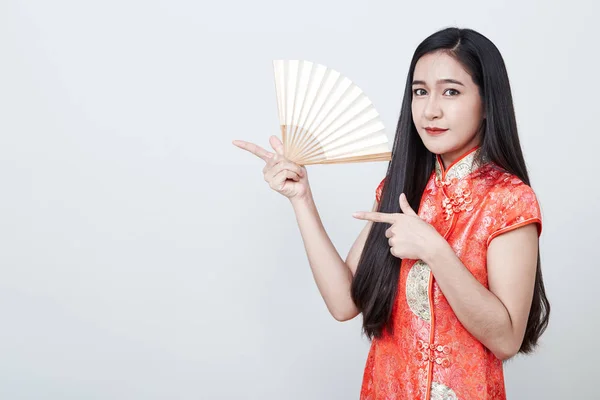 Asiatin trägt rotes Kleid im chinesischen Neujahr — Stockfoto