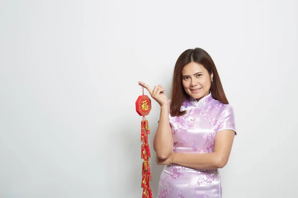 Азійська жінка в традиційному китайському довгому вбранні на білому. — стокове фото