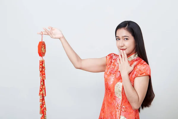 Mujer asiática en tradicional chino vestido largo — Foto de Stock