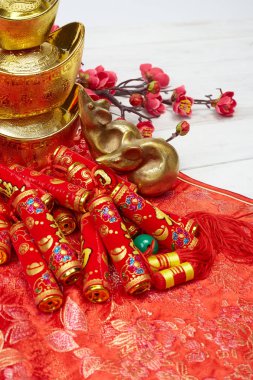 Kırmızı arkaplanda Çin Yeni Yıl dekorasyonu
