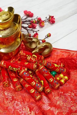 Kırmızı arkaplanda Çin Yeni Yıl dekorasyonu