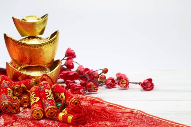 Kırmızı arkaplanda Çin Yeni Yıl dekorasyonu
