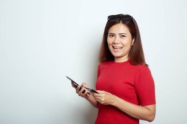 Kredi kartıyla cep telefonu kullanan bir kadın.