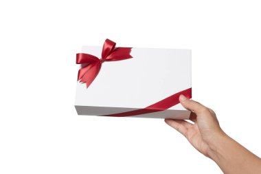 Kırmızı kurdeleli el ele tutuşan kadın.