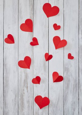 Beyaz ahşap masa kırmızı kağıt Kalpler