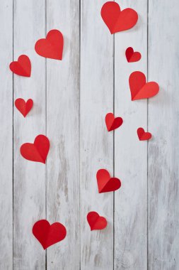 Beyaz ahşap masa kırmızı kağıt Kalpler