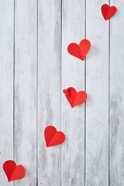 Beyaz ahşap masa kırmızı kağıt Kalpler