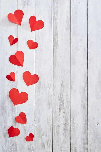 Beyaz ahşap masa kırmızı kağıt Kalpler