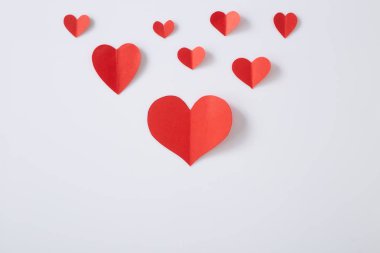 Beyaz arkaplanda kırmızı kağıt kalpler