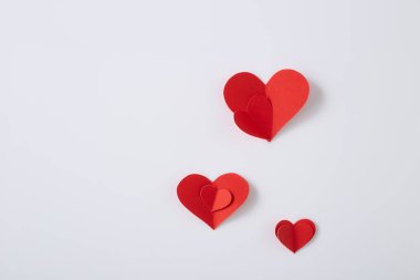 Beyaz arkaplanda kırmızı kağıt kalpler