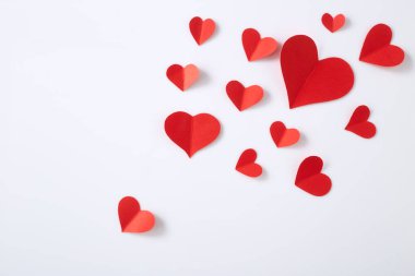 Beyaz arkaplanda kırmızı kağıt kalpler