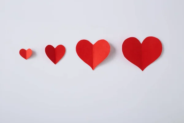 Corações de papel vermelho no fundo branco — Fotografia de Stock