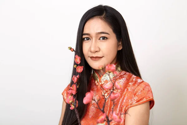 Mujer en vestido rojo chino tradicional con flores de ciruela — Foto de Stock