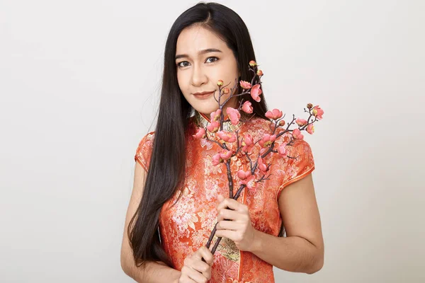 Mujer en vestido rojo chino tradicional con flores de ciruela — Foto de Stock