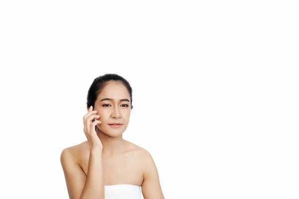 Portret van een mooie jonge aziatische vrouw — Stockfoto