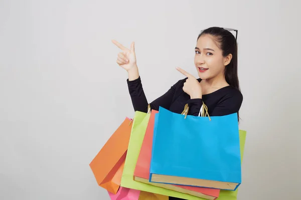 Jovem mulher asiática com sacos de compras coloridos — Fotografia de Stock