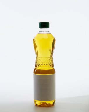 Plastik şişede bembeyaz sebze yağı.