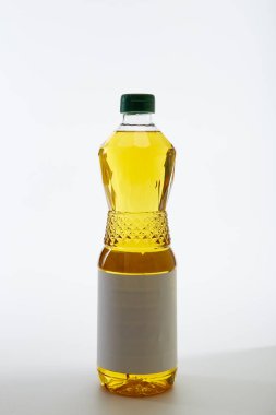 Plastik şişede bembeyaz sebze yağı.