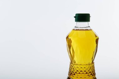 Plastik şişede bembeyaz sebze yağı.