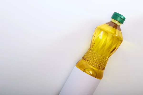 Olio vegetale in bottiglia di plastica su bianco — Foto Stock