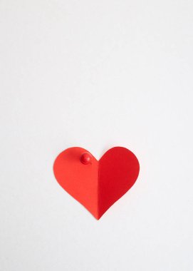 Kırmızı raptiyeli kırmızı kalp kağıdı