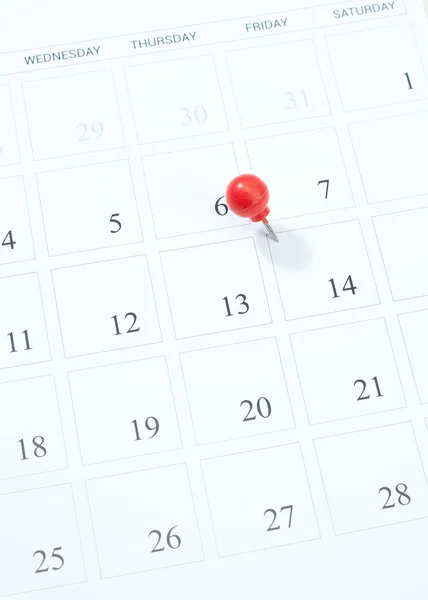 Calendrier et broche rouge le 14 février — Photo