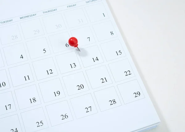 Calendrier et broche rouge le 14 février — Photo