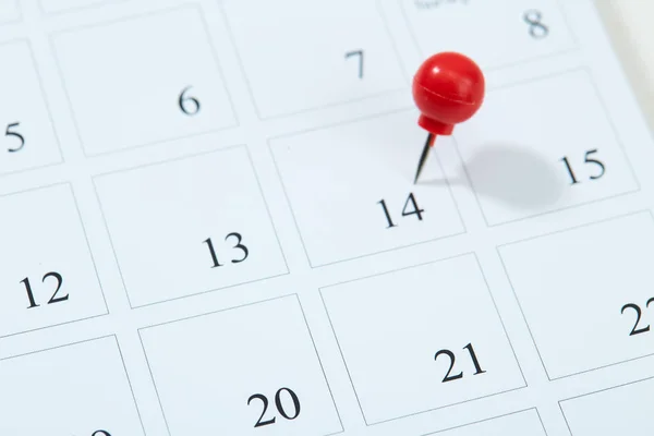 Calendario y pulsador rojo el 14 de febrero — Foto de Stock