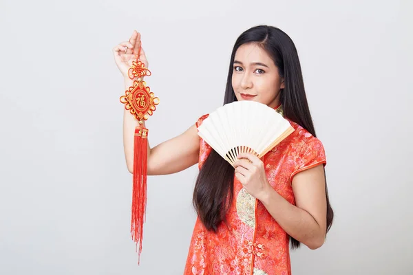 Asiática mujer usando cheongsam en blanco — Foto de Stock