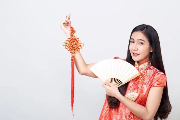 Asiática mujer usando cheongsam en blanco — Foto de Stock