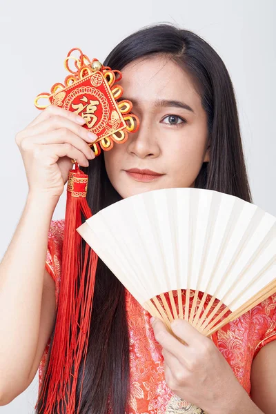 Asiática mujer usando cheongsam en blanco — Foto de Stock