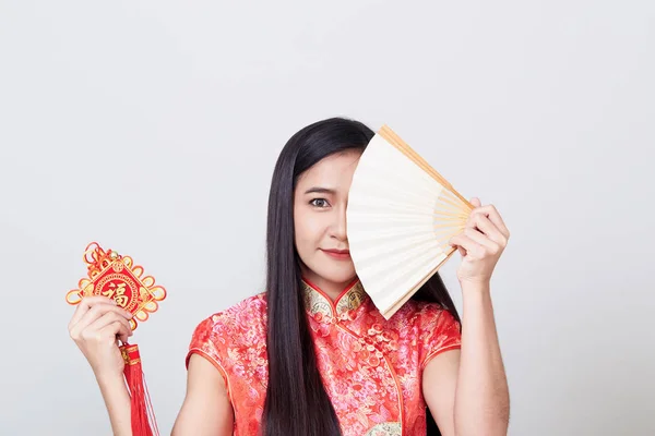 Asiática mujer usando cheongsam en blanco — Foto de Stock