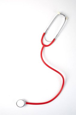 Tıbbi steteskop beyaza izole edilmiş.