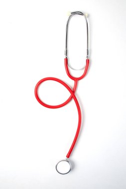 Tıbbi steteskop beyaza izole edilmiş.