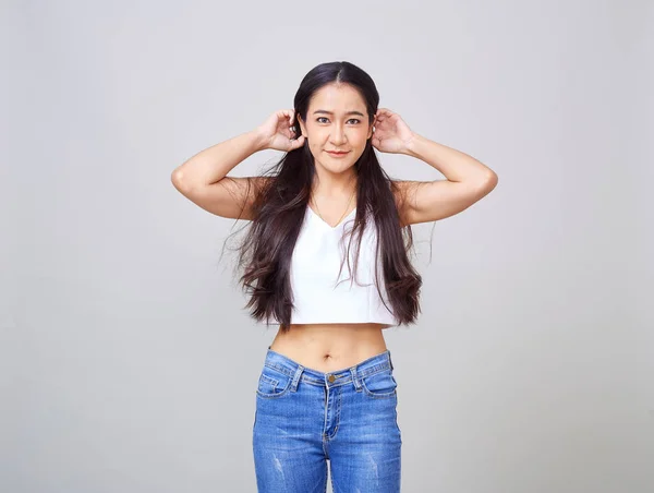 Retrato de una mujer joven y hermosa — Foto de Stock