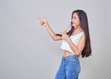 Kendine güvenen genç Asyalı kadın portresi