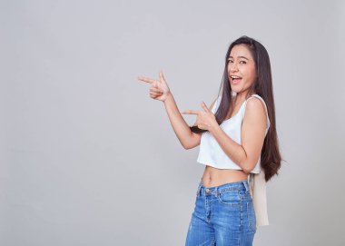 Kendine güvenen genç Asyalı kadın portresi