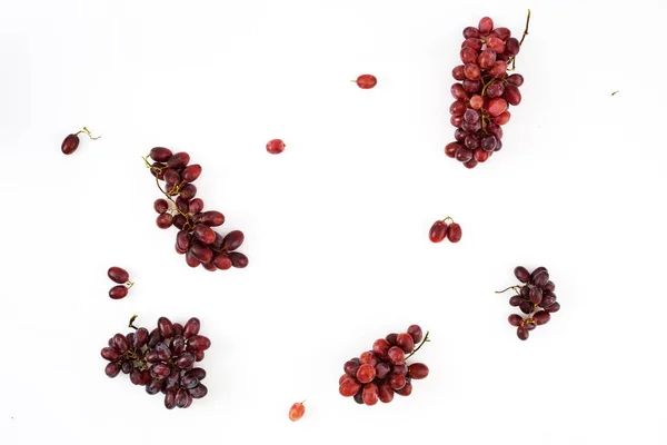 Kupa świeżych dojrzałych soczystych winogron na białym — Zdjęcie stockowe